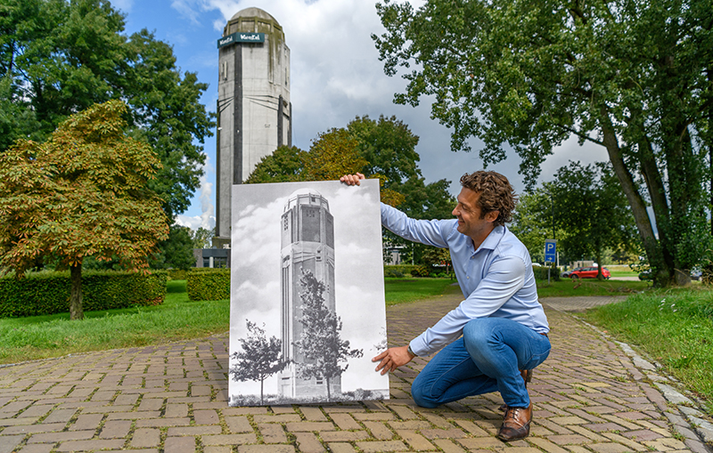 Bram Polak met een afbeelding van de oorspronkelijke Veerse Toren