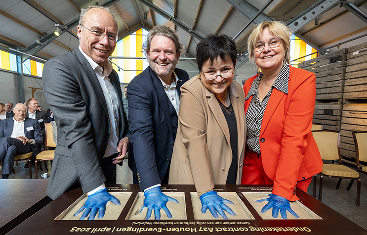 Remco Hoeboer, Nic de Roeck, Diana Beuting en Michèle Blom maken een handafdruk