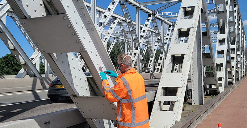 Medewerker voert inspecties uit aan de Keizersveerbruggen