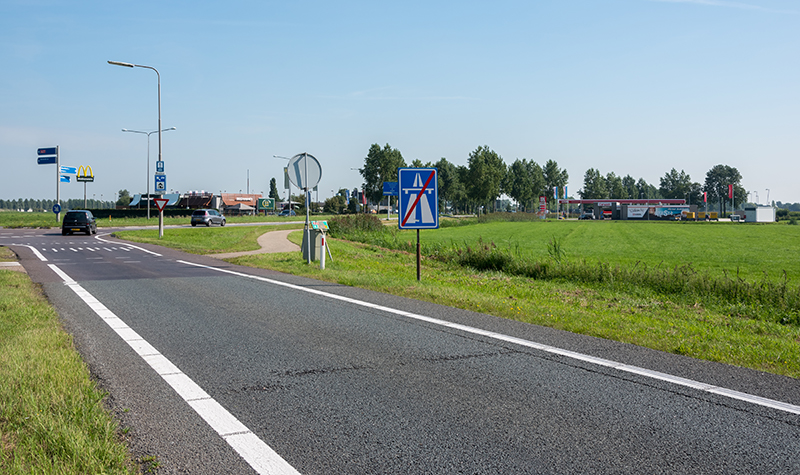 Verkeer op de rotonde bij aansluiting Noordeloos