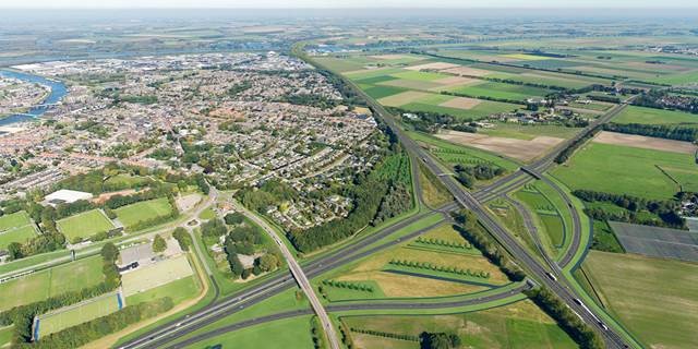 Luchtfoto met daarop  de visualisatie van de nieuwe verbindingsboog van knooppunt Hooipolder