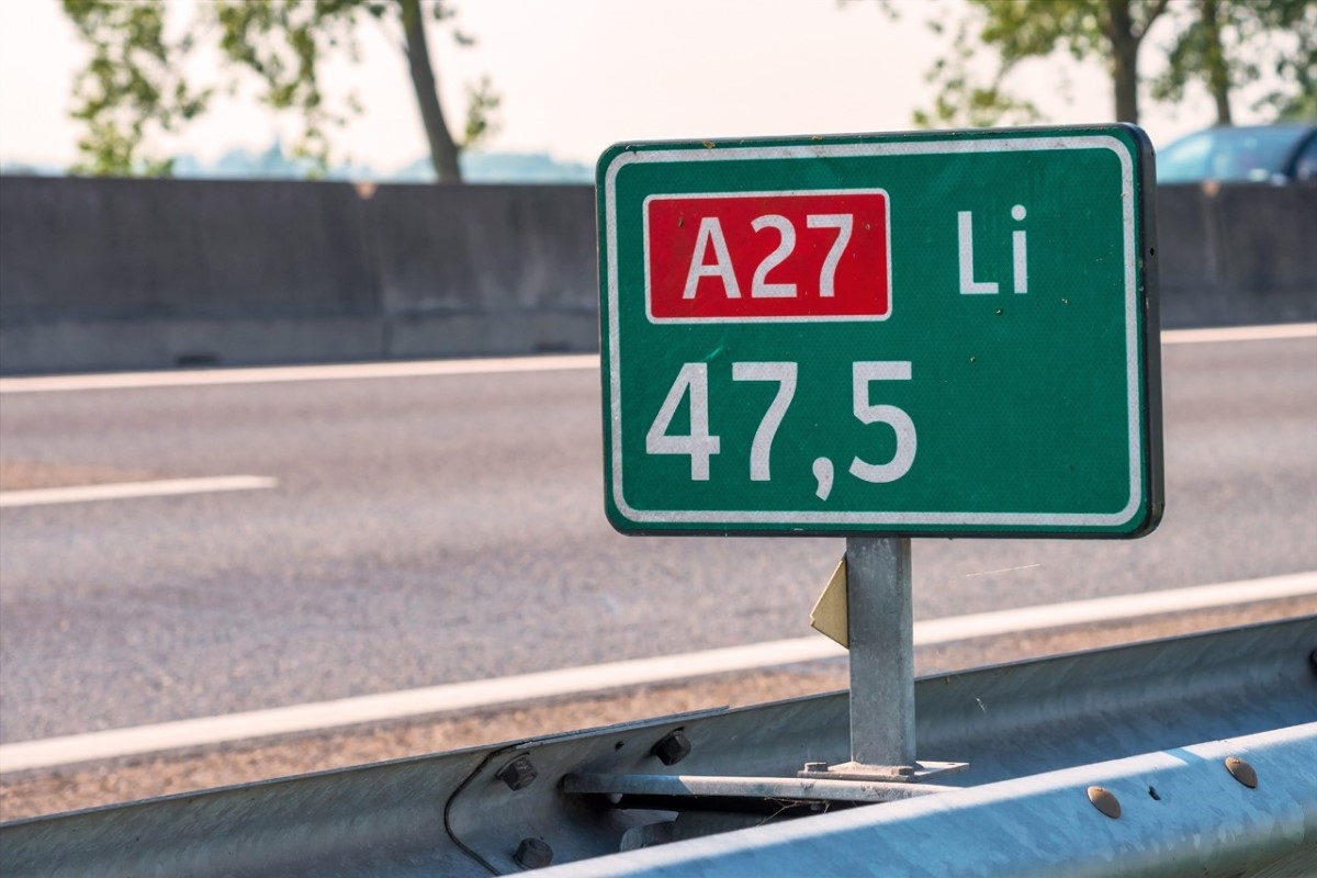 Hectometerbord met het wegnummer A27, de aanduiding Li en het getal 47,5