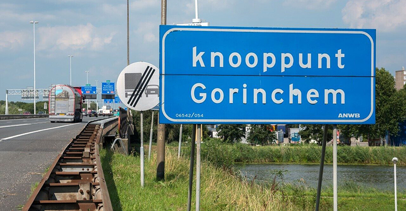 Bord langs de snelweg A27 dat knooppunt Gorinchem aangeeft